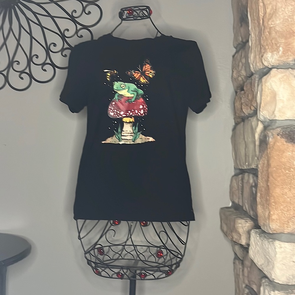 Women’s frog on a mushroom tee shirt